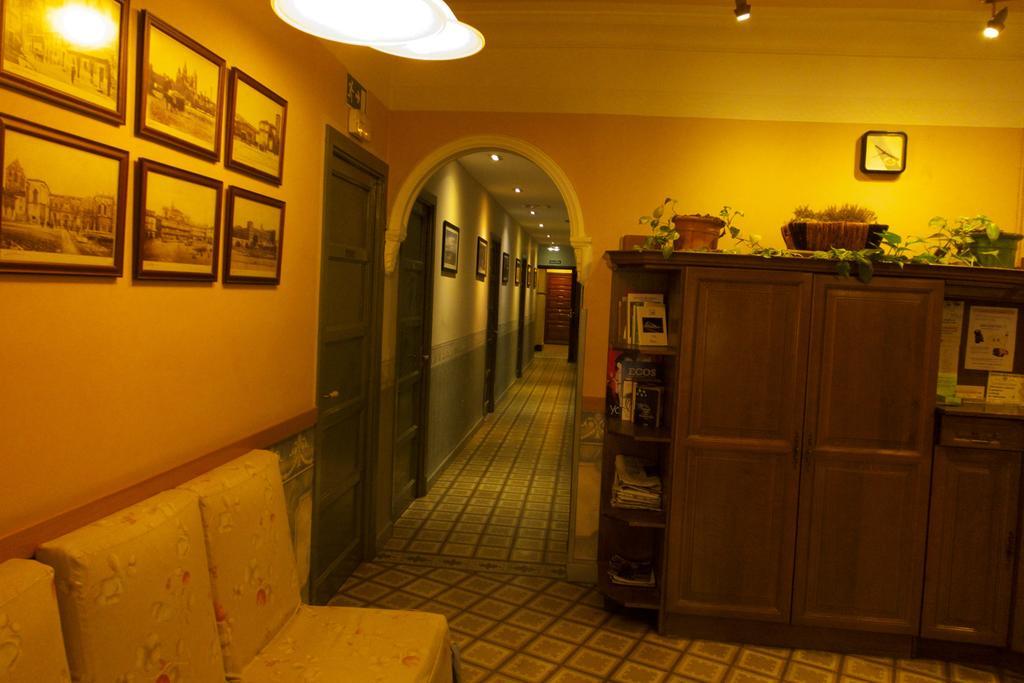 Hostal Orejas León Exterior foto